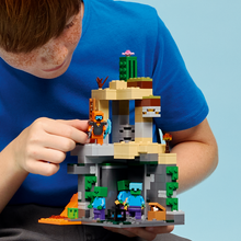 Load image into Gallery viewer, Lego Minecraft 21587 Zombie Dungeon
